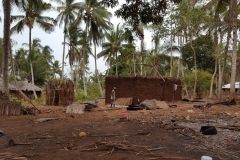 Reparatur eines maroden Palmdaches eines Bewohnerhauses aus dem Dorf